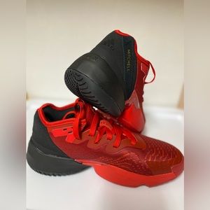 adidas Unisex-Child D.o.n. Issue 4 Basketball. SZ 6.5 US  red black